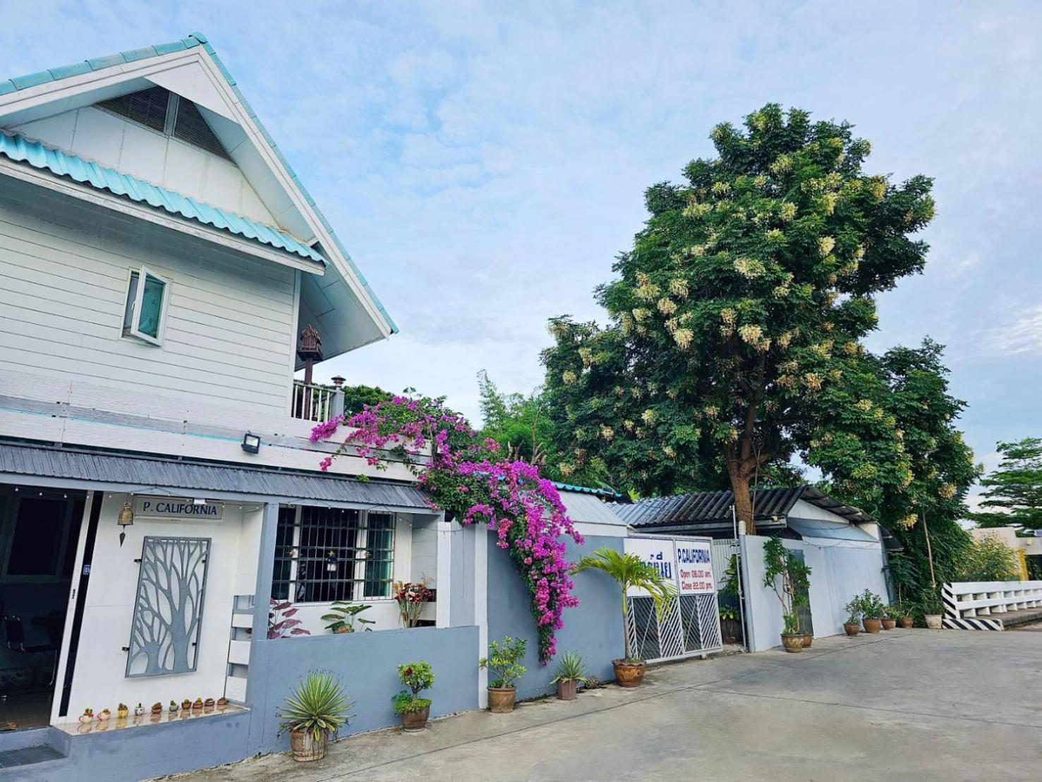 P.California Inter Hostel Nang Rong Eksteriør billede