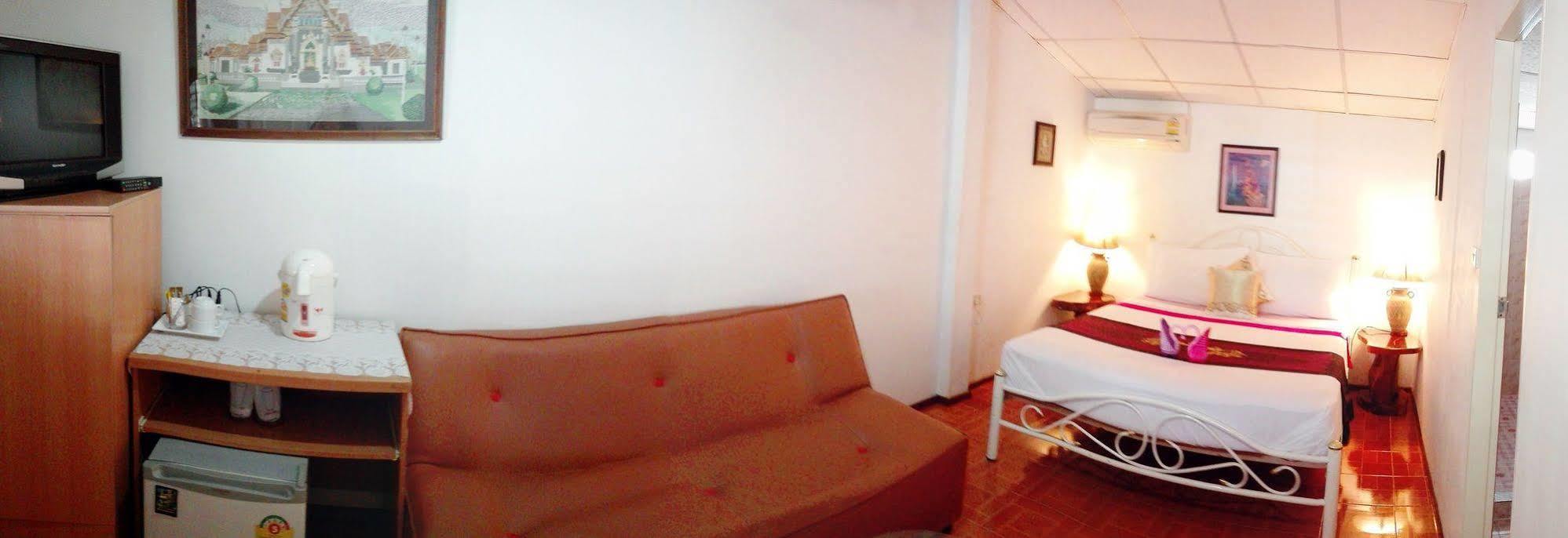 P.California Inter Hostel Nang Rong Eksteriør billede